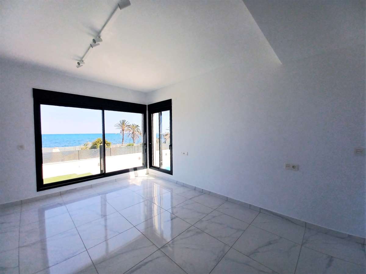 Resale - 5 Bedroom 3 Bathroom Villa in La Veleta - - Alicante Resale - 5 Bedroom 3 Bathroom Villa in La Veleta - - Alicante