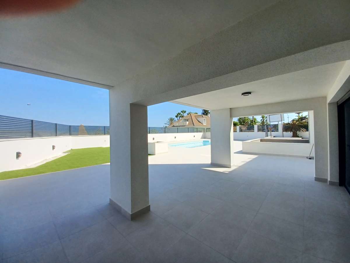 Resale - 5 Bedroom 3 Bathroom Villa in La Veleta - - Alicante Resale - 5 Bedroom 3 Bathroom Villa in La Veleta - - Alicante