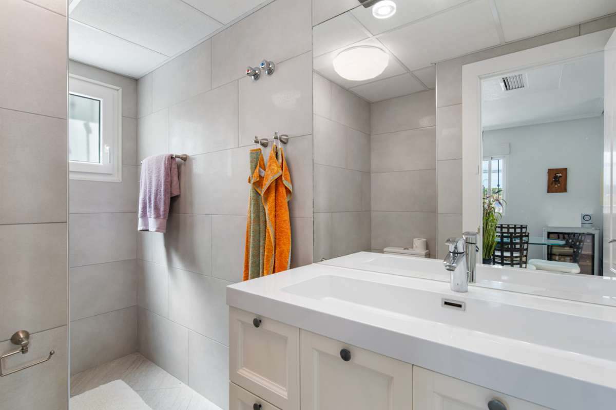 Resale - 4 Bedroom 2 Bathroom Villa in Punta Prima - - Alicante Resale - 4 Bedroom 2 Bathroom Villa in Punta Prima - - Alicante