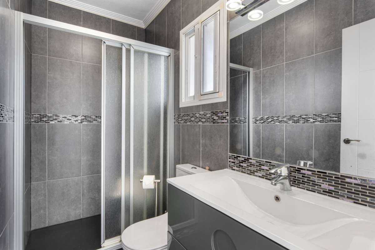 Resale - 4 Bedroom 2 Bathroom Villa in Punta Prima - - Alicante Resale - 4 Bedroom 2 Bathroom Villa in Punta Prima - - Alicante