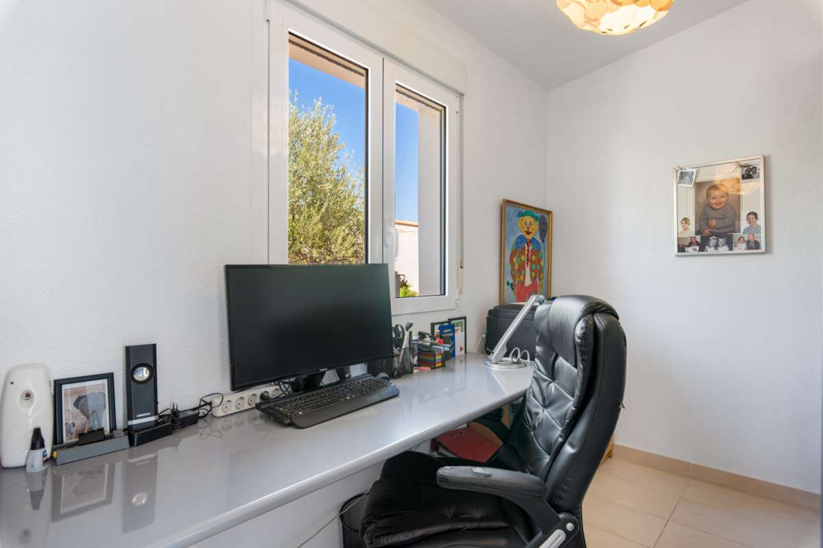 Resale - 4 Bedroom 2 Bathroom Villa in Punta Prima - - Alicante Resale - 4 Bedroom 2 Bathroom Villa in Punta Prima - - Alicante