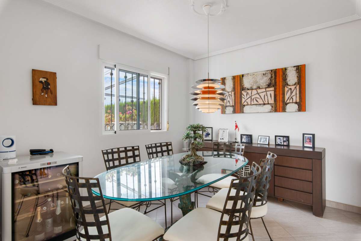 Resale - 4 Bedroom 2 Bathroom Villa in Punta Prima - - Alicante Resale - 4 Bedroom 2 Bathroom Villa in Punta Prima - - Alicante