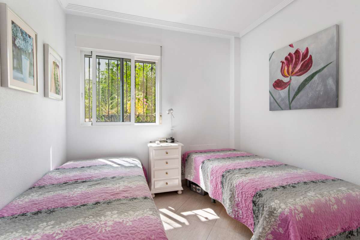 Resale - 4 Bedroom 2 Bathroom Villa in Punta Prima - - Alicante Resale - 4 Bedroom 2 Bathroom Villa in Punta Prima - - Alicante