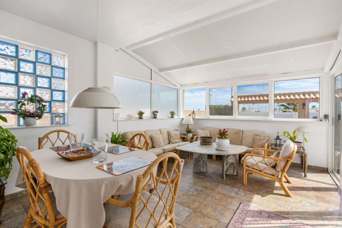 Resale - 4 Bedroom 2 Bathroom Villa in Punta Prima - - Alicante Resale - 4 Bedroom 2 Bathroom Villa in Punta Prima - - Alicante