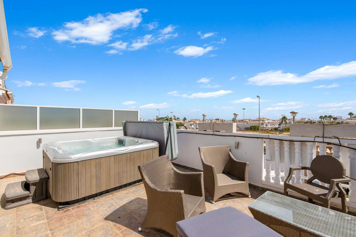 Resale - 4 Bedroom 2 Bathroom Villa in Punta Prima - - Alicante Resale - 4 Bedroom 2 Bathroom Villa in Punta Prima - - Alicante