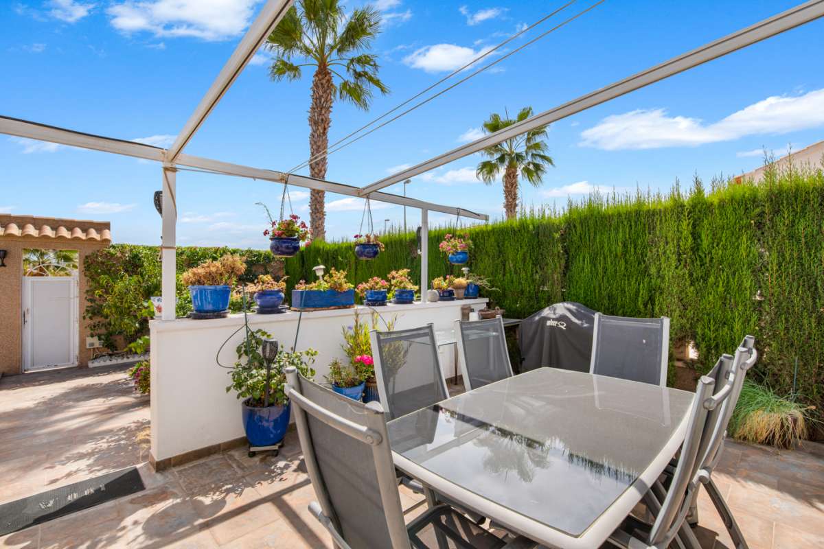 Resale - 4 Bedroom 2 Bathroom Villa in Punta Prima - - Alicante Resale - 4 Bedroom 2 Bathroom Villa in Punta Prima - - Alicante
