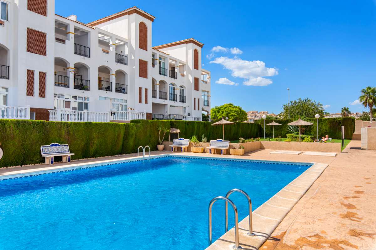 Resale - 4 Bedroom 2 Bathroom Villa in Punta Prima - - Alicante Resale - 4 Bedroom 2 Bathroom Villa in Punta Prima - - Alicante