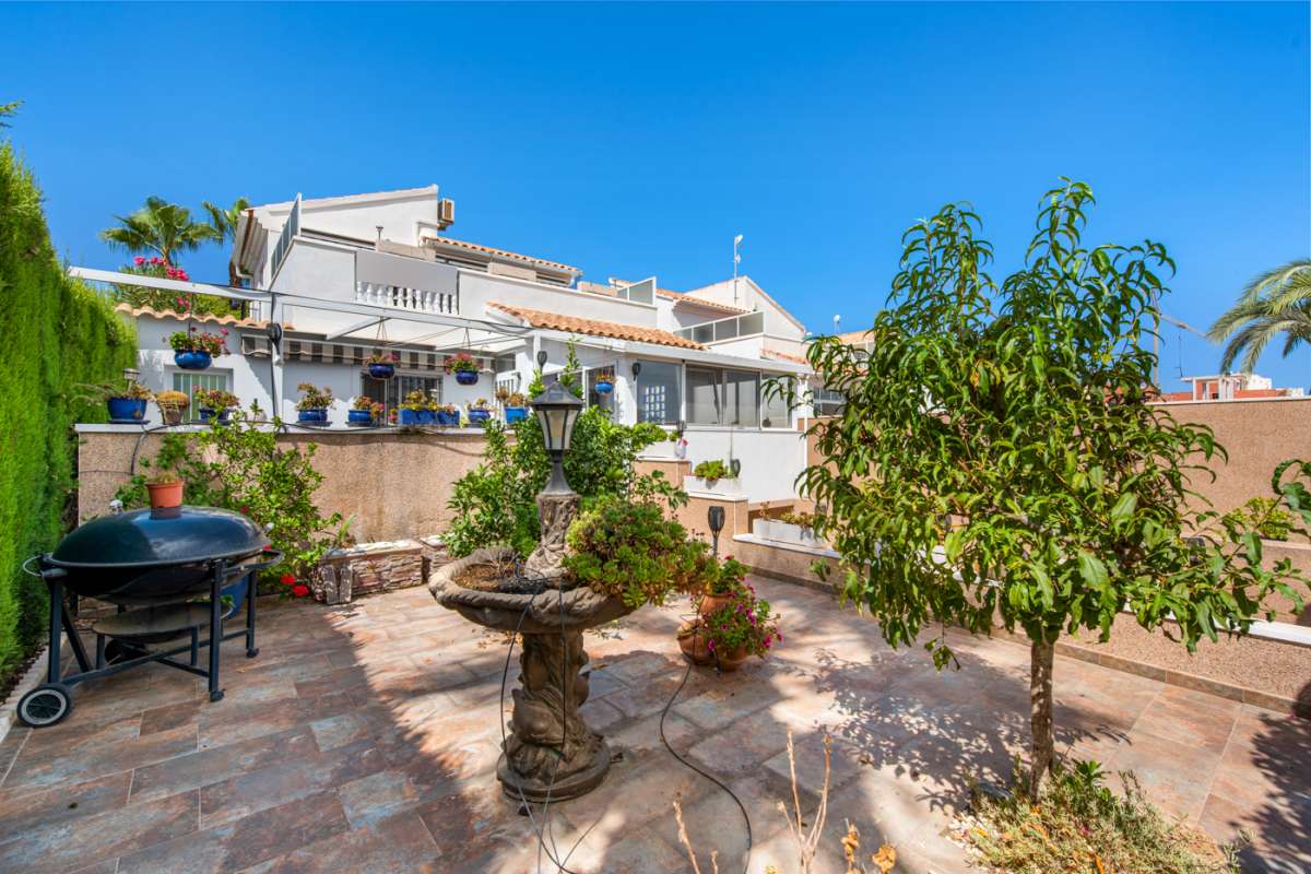 Resale - 4 Bedroom 2 Bathroom Villa in Punta Prima - - Alicante Resale - 4 Bedroom 2 Bathroom Villa in Punta Prima - - Alicante