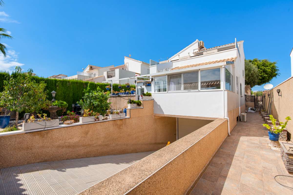 Resale - 4 Bedroom 2 Bathroom Villa in Punta Prima - - Alicante Resale - 4 Bedroom 2 Bathroom Villa in Punta Prima - - Alicante