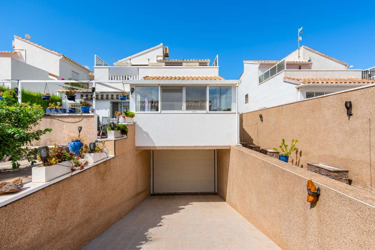 Resale - 4 Bedroom 2 Bathroom Villa in Punta Prima - - Alicante Resale - 4 Bedroom 2 Bathroom Villa in Punta Prima - - Alicante