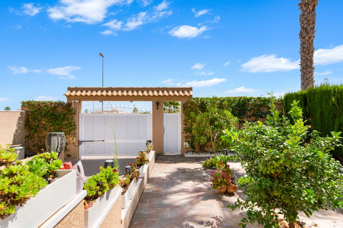 Resale - 4 Bedroom 2 Bathroom Villa in Punta Prima - - Alicante Resale - 4 Bedroom 2 Bathroom Villa in Punta Prima - - Alicante