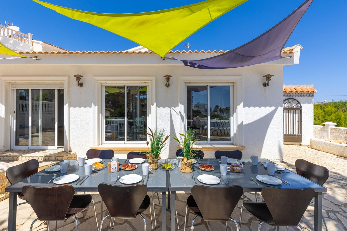 Resale - 4 Bedroom 3 Bathroom Villa in Orihuela Costa - Playa Flamenca - Alicante