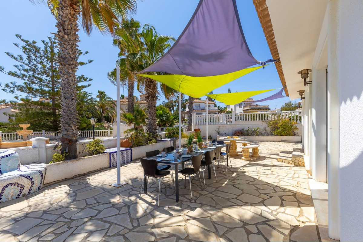 Resale - 4 Bedroom 3 Bathroom Villa in Orihuela Costa - Playa Flamenca - Alicante