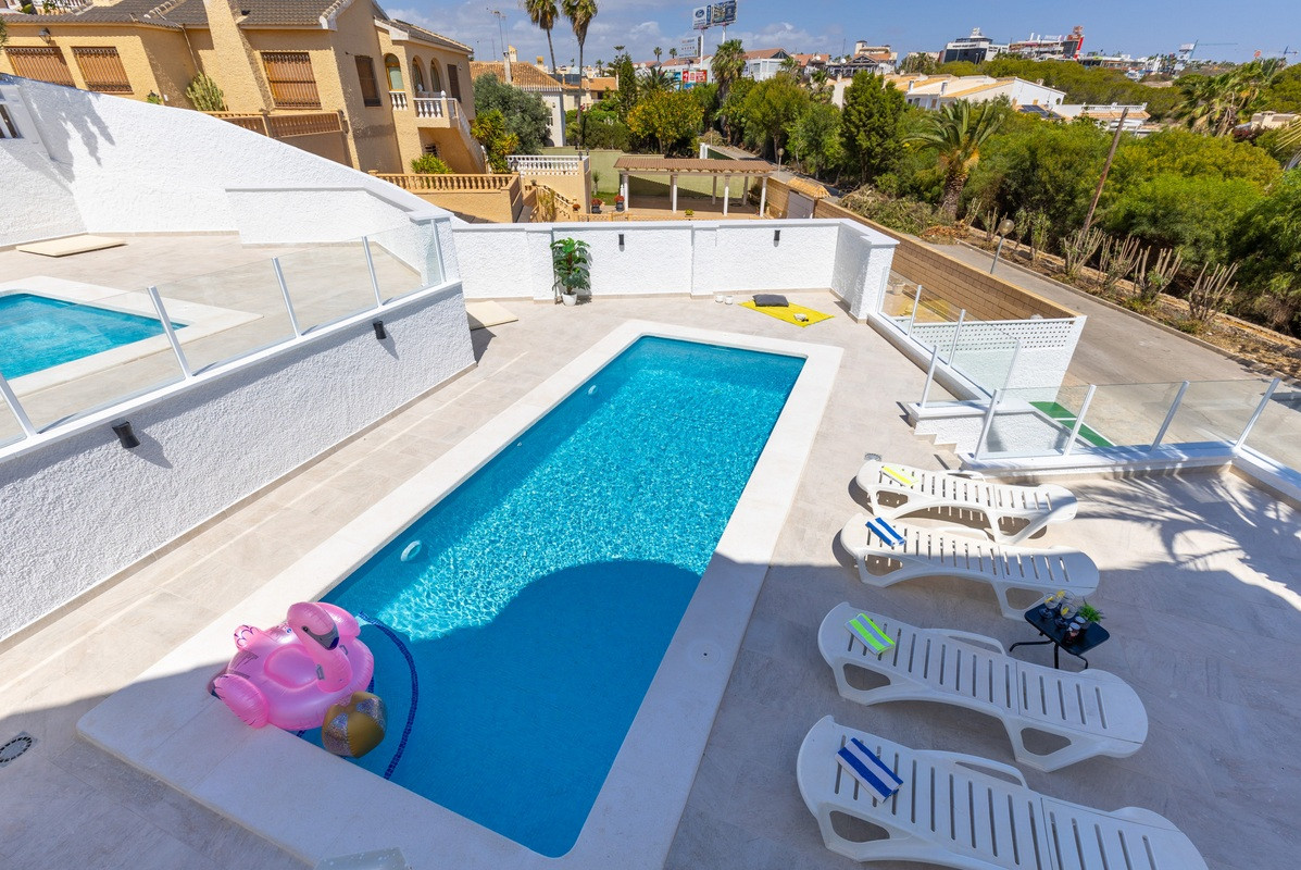 Resale - 4 Bedroom 3 Bathroom Villa in Orihuela Costa - Playa Flamenca - Alicante