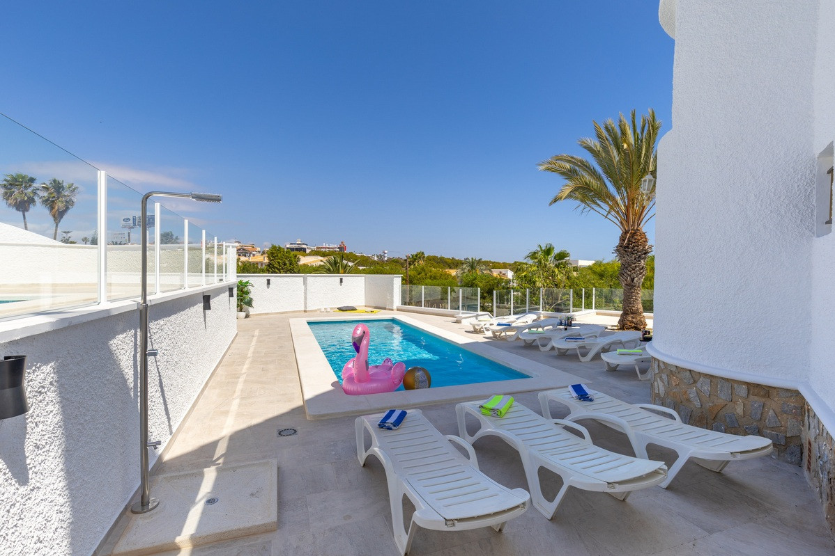 Resale - 4 Bedroom 3 Bathroom Villa in Orihuela Costa - Playa Flamenca - Alicante
