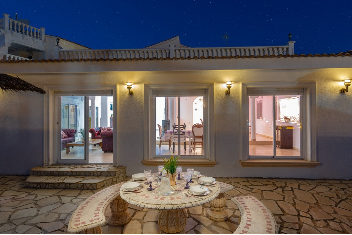 Resale - 4 Bedroom 3 Bathroom Villa in Orihuela Costa - Playa Flamenca - Alicante