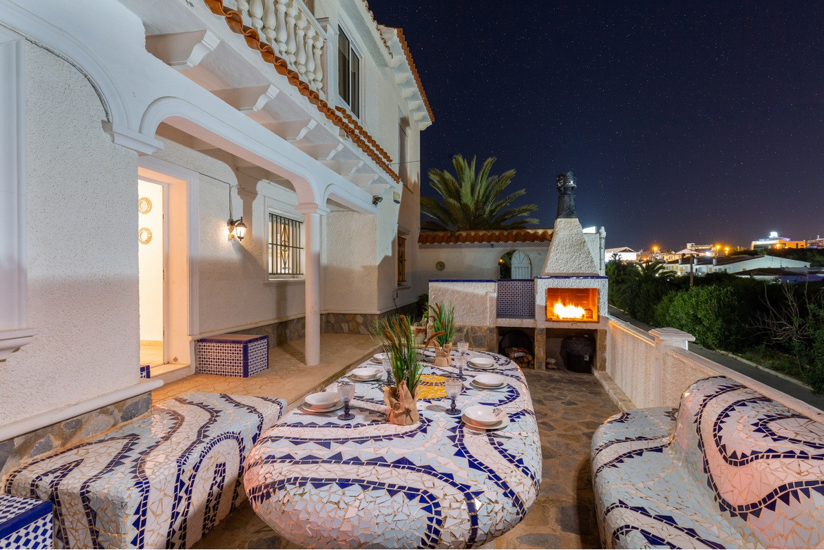 Resale - 4 Bedroom 3 Bathroom Villa in Orihuela Costa - Playa Flamenca - Alicante