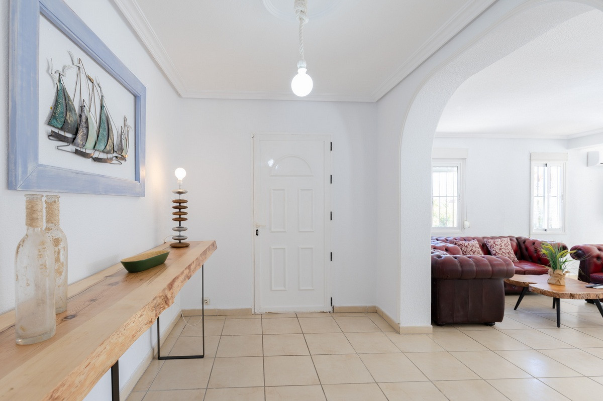 Resale - 4 Bedroom 3 Bathroom Villa in Orihuela Costa - Playa Flamenca - Alicante