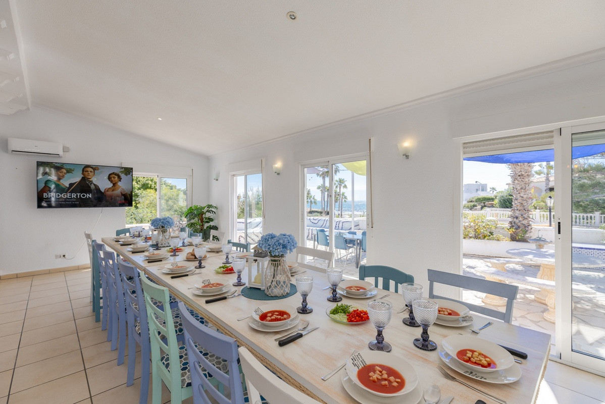 Resale - 4 Bedroom 3 Bathroom Villa in Orihuela Costa - Playa Flamenca - Alicante