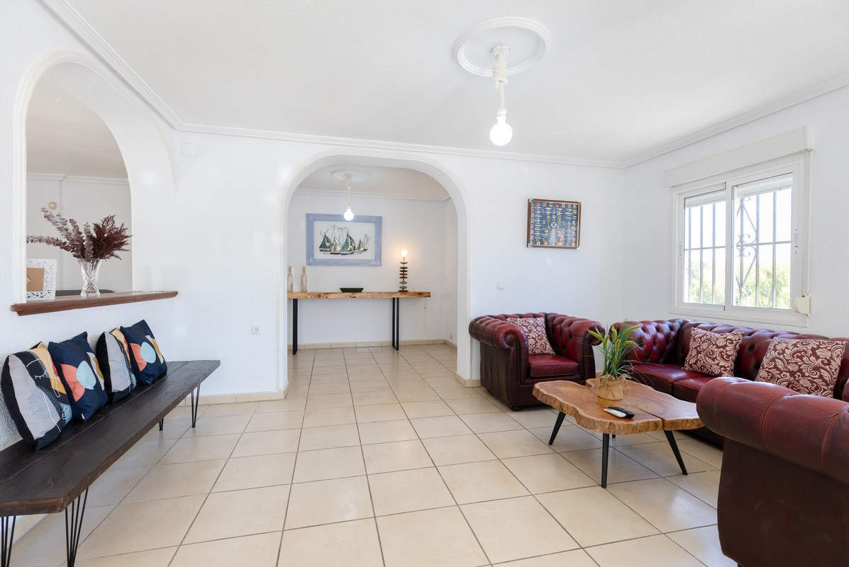 Resale - 4 Bedroom 3 Bathroom Villa in Orihuela Costa - Playa Flamenca - Alicante