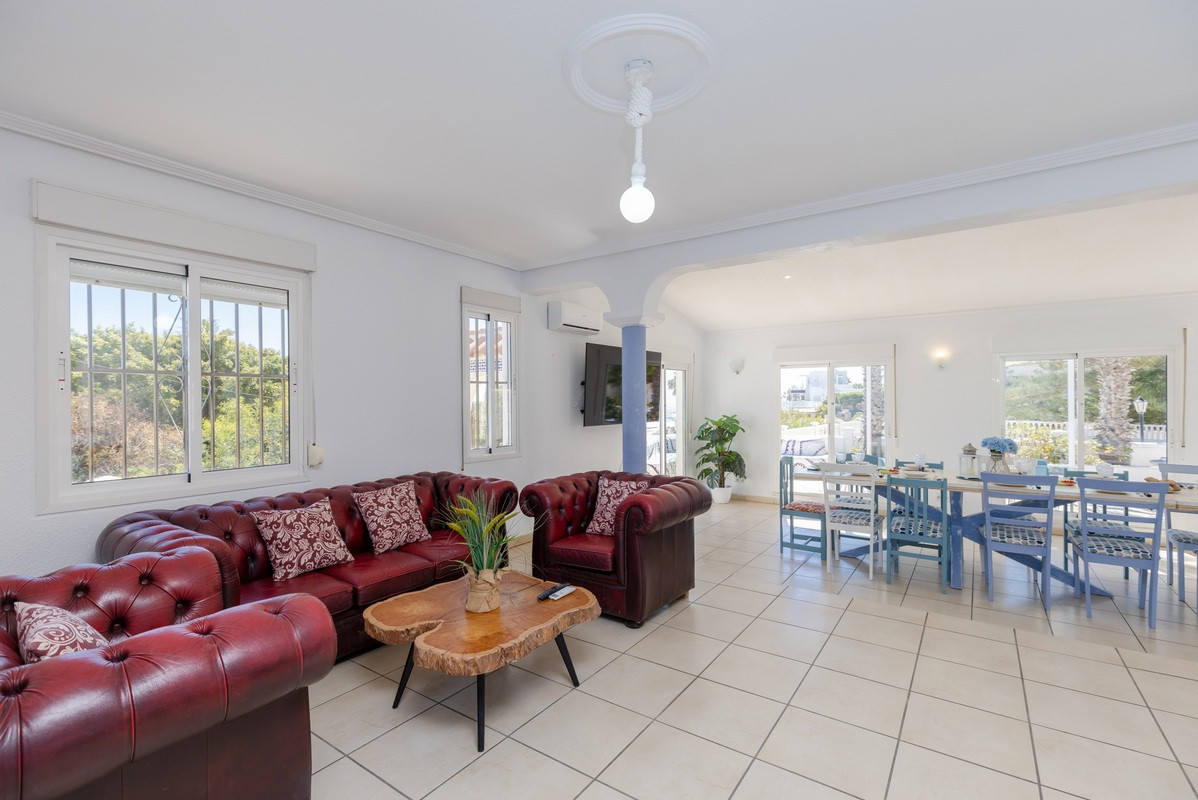 Resale - 4 Bedroom 3 Bathroom Villa in Orihuela Costa - Playa Flamenca - Alicante