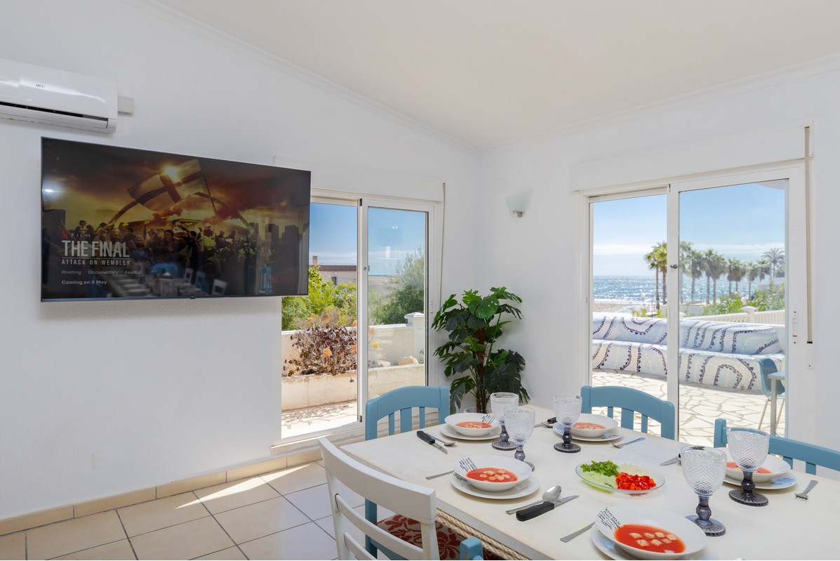 Resale - 4 Bedroom 3 Bathroom Villa in Orihuela Costa - Playa Flamenca - Alicante