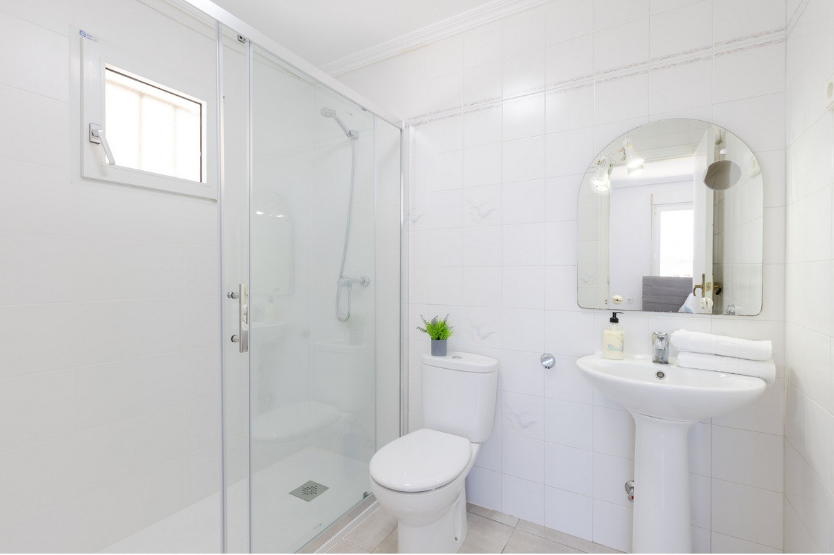 Resale - 4 Bedroom 3 Bathroom Villa in Orihuela Costa - Playa Flamenca - Alicante