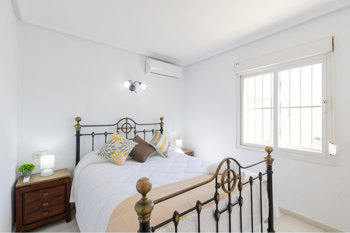 Resale - 4 Bedroom 3 Bathroom Villa in Orihuela Costa - Playa Flamenca - Alicante