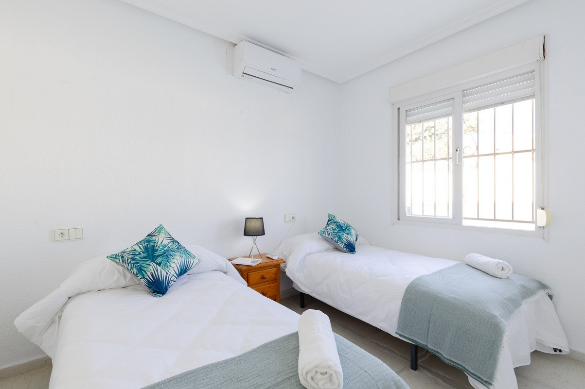 Resale - 4 Bedroom 3 Bathroom Villa in Orihuela Costa - Playa Flamenca - Alicante