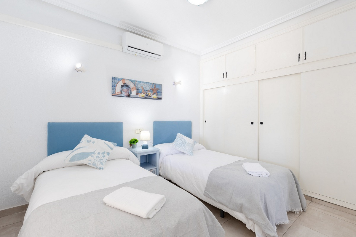 Resale - 4 Bedroom 3 Bathroom Villa in Orihuela Costa - Playa Flamenca - Alicante