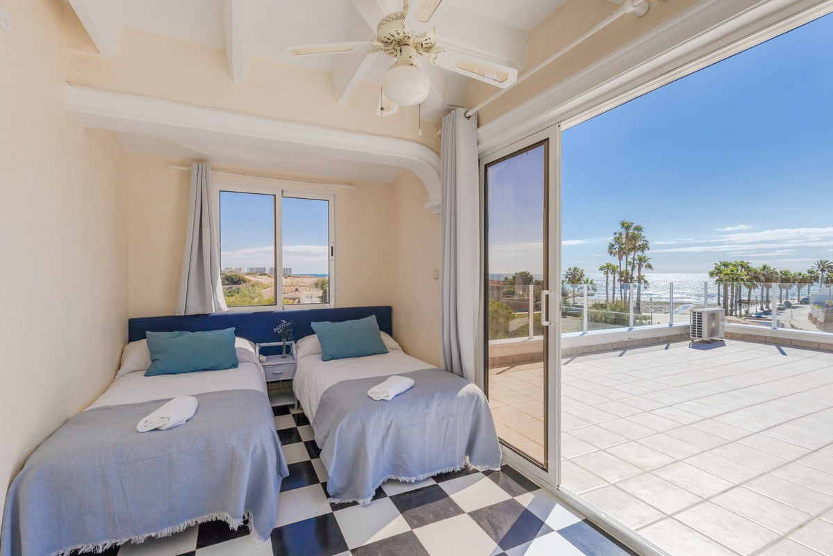 Resale - 4 Bedroom 3 Bathroom Villa in Orihuela Costa - Playa Flamenca - Alicante