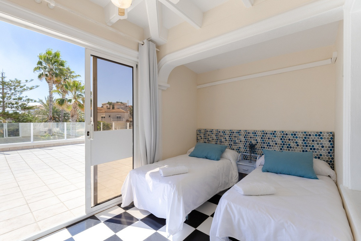 Resale - 4 Bedroom 3 Bathroom Villa in Orihuela Costa - Playa Flamenca - Alicante