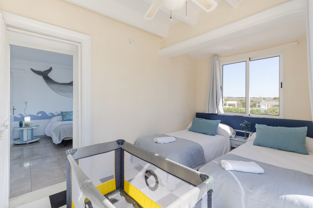 Resale - 4 Bedroom 3 Bathroom Villa in Orihuela Costa - Playa Flamenca - Alicante