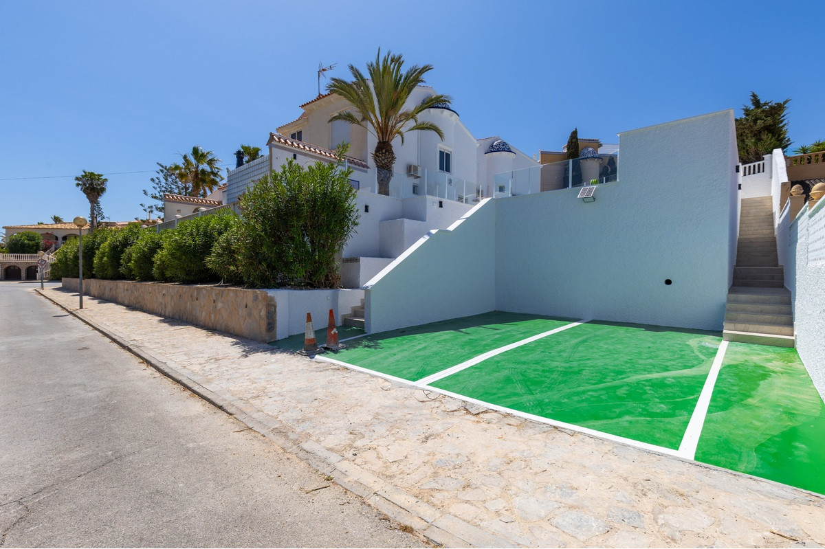 Resale - 4 Bedroom 3 Bathroom Villa in Orihuela Costa - Playa Flamenca - Alicante