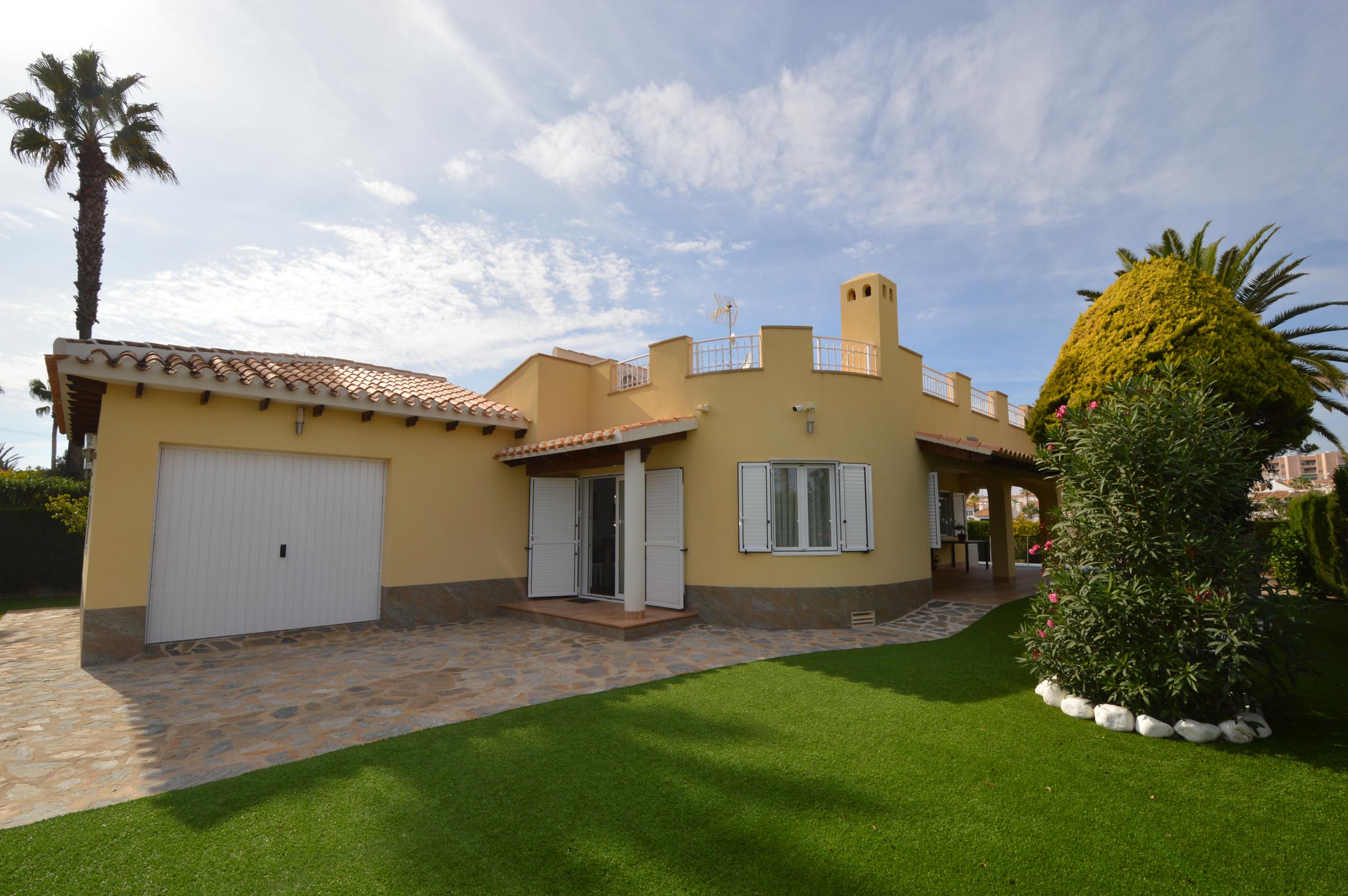 Resale - 3 Bedroom 2 Bathroom Villa in Orihuela Costa - Cabo Roig - Alicante Resale - 3 Bedroom 2 Bathroom Villa in Orihuela Costa - Cabo Roig - Alicante
