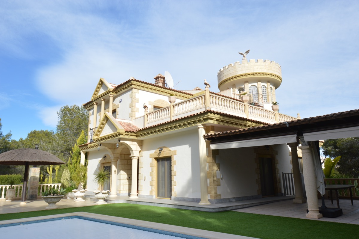 Resale - 7 Bedroom 5 Bathroom Villa in Orihuela Costa - Campoamor - Alicante Resale - 7 Bedroom 5 Bathroom Villa in Orihuela Costa - Campoamor - Alicante