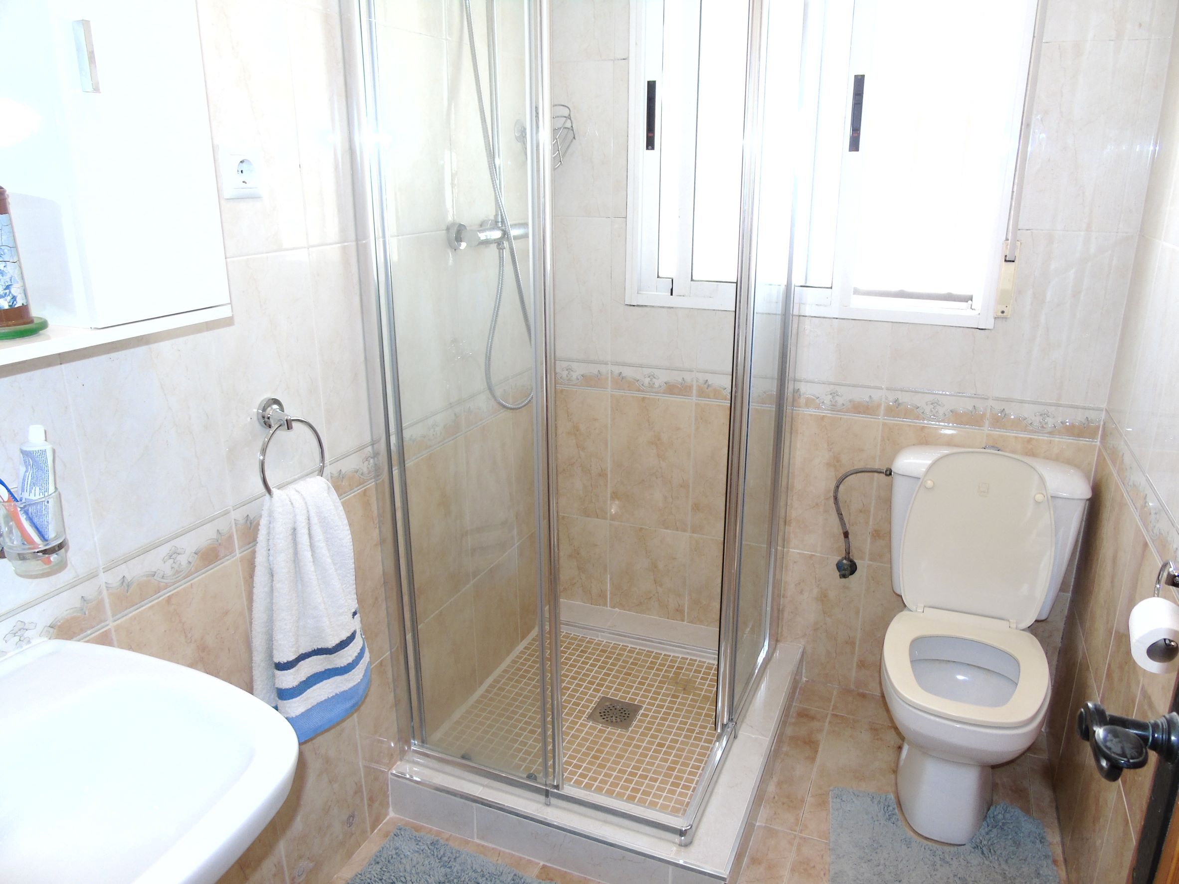 Resale - 6 Bedroom 3 Bathroom Villa in La Siesta - - Alicante Resale - 6 Bedroom 3 Bathroom Villa in La Siesta - - Alicante