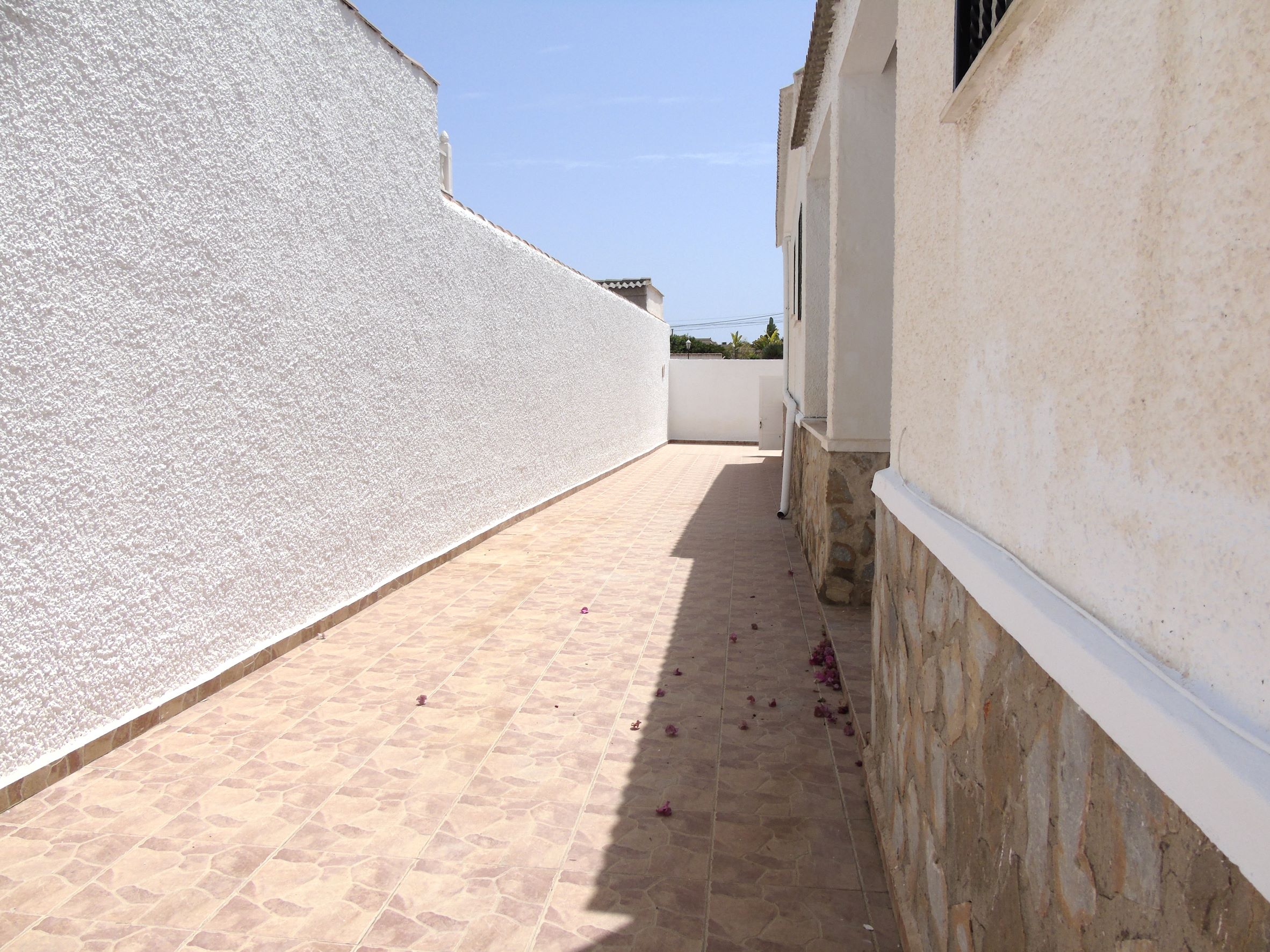 Resale - 6 Bedroom 3 Bathroom Villa in La Siesta - - Alicante Resale - 6 Bedroom 3 Bathroom Villa in La Siesta - - Alicante