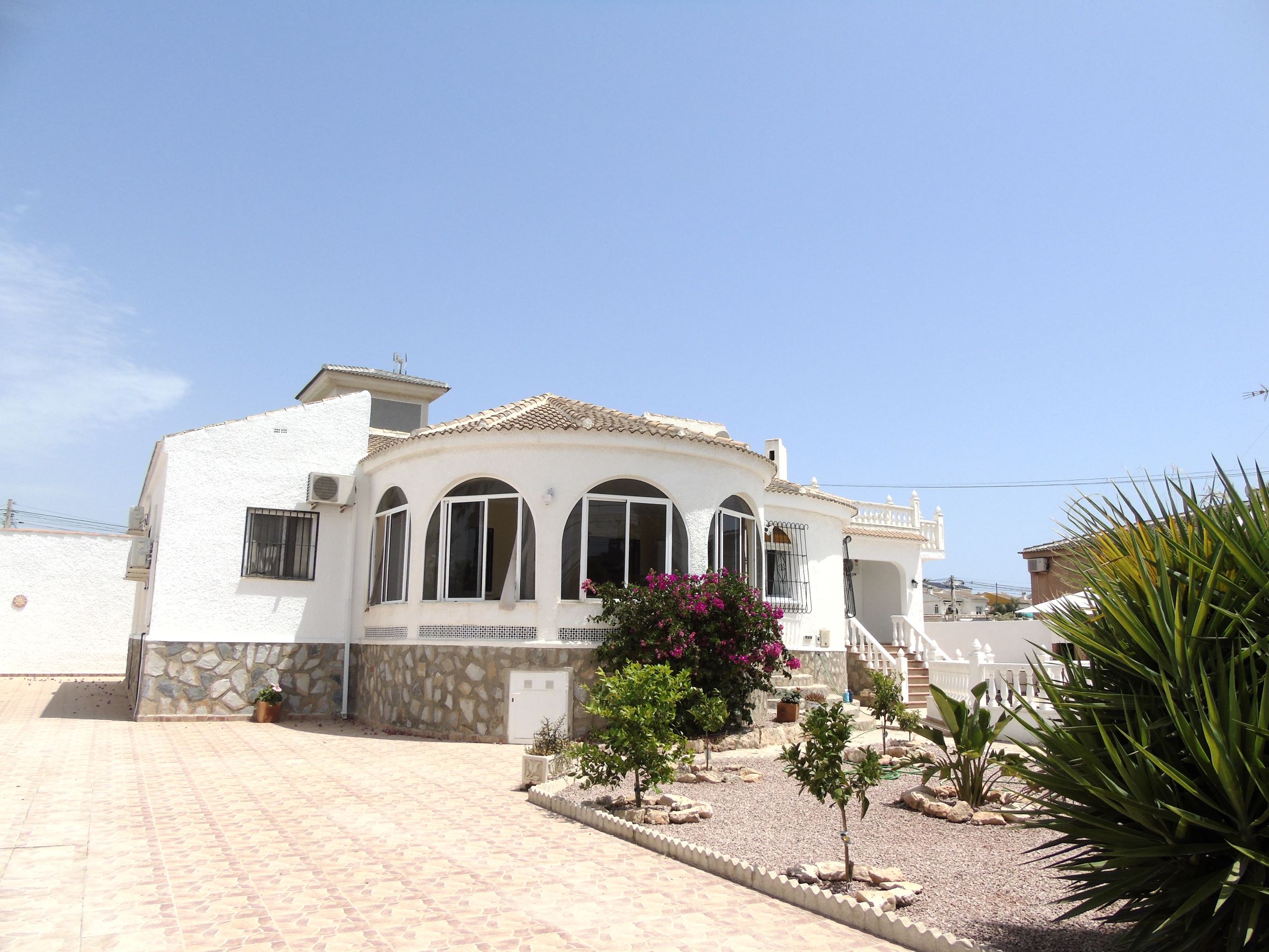 Resale - 6 Bedroom 3 Bathroom Villa in La Siesta - - Alicante Resale - 6 Bedroom 3 Bathroom Villa in La Siesta - - Alicante