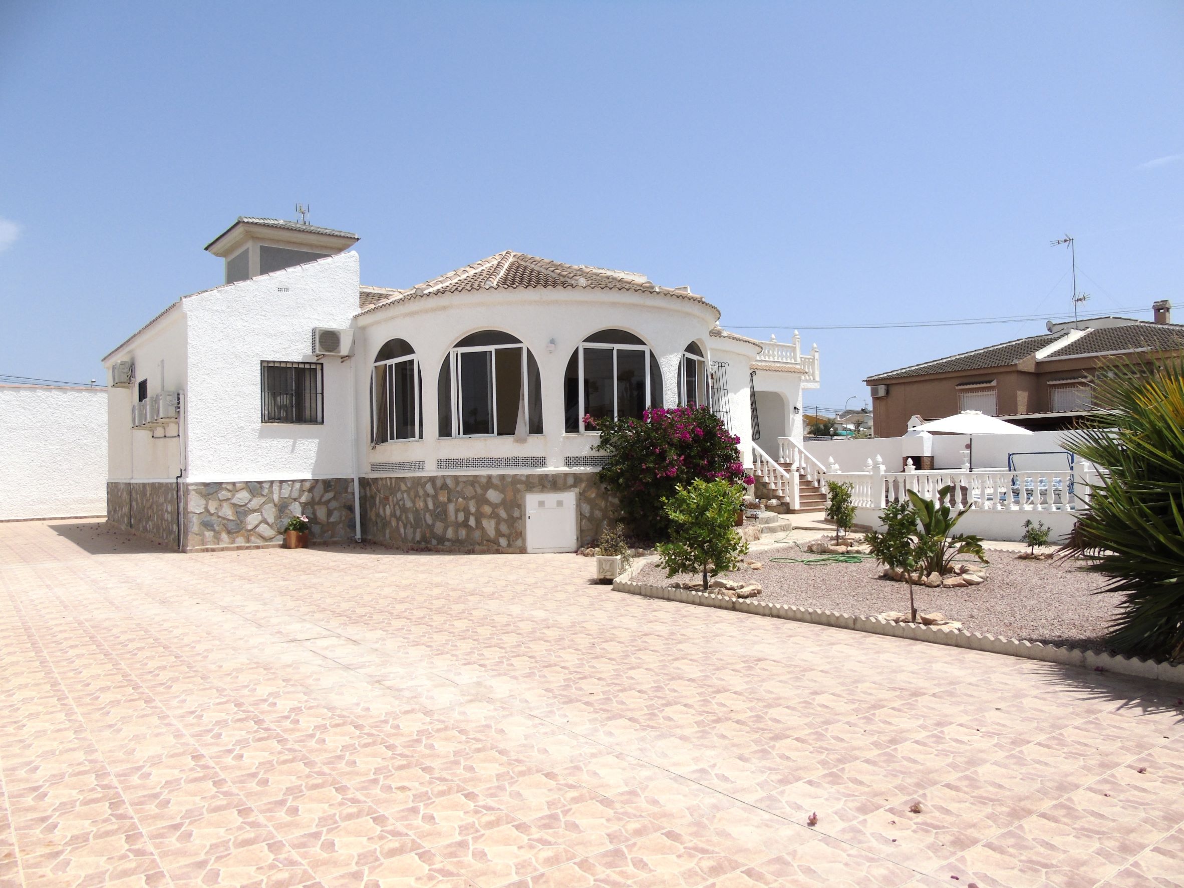 Resale - 6 Bedroom 3 Bathroom Villa in La Siesta - - Alicante Resale - 6 Bedroom 3 Bathroom Villa in La Siesta - - Alicante
