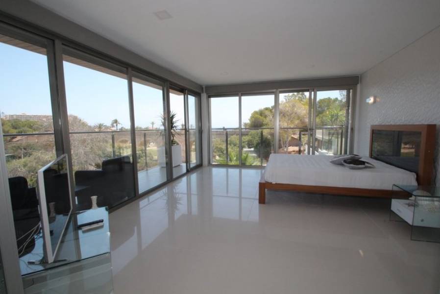 Resale - 4 Bedroom 4 Bathroom Villa in Orihuela Costa - Campoamor - Alicante Resale - 4 Bedroom 4 Bathroom Villa in Orihuela Costa - Campoamor - Alicante