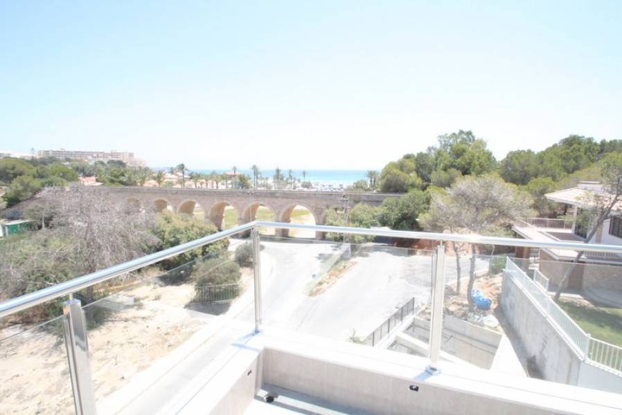 Resale - 4 Bedroom 4 Bathroom Villa in Orihuela Costa - Campoamor - Alicante Resale - 4 Bedroom 4 Bathroom Villa in Orihuela Costa - Campoamor - Alicante