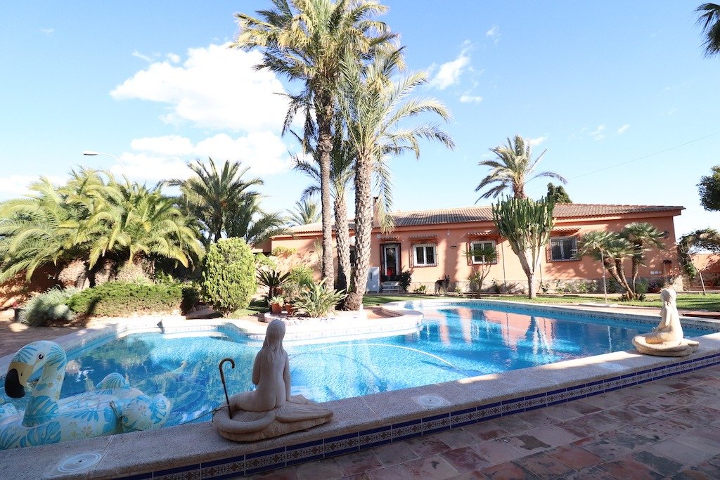 Resale - 5 Bedroom 3 Bathroom Villa in Torrevieja - El chaparral - Alicante Resale - 5 Bedroom 3 Bathroom Villa in Torrevieja - El chaparral - Alicante