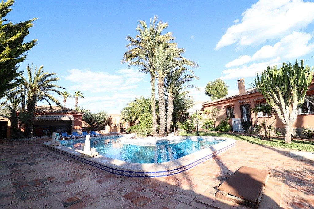 Resale - 5 Bedroom 3 Bathroom Villa in Torrevieja - El chaparral - Alicante Resale - 5 Bedroom 3 Bathroom Villa in Torrevieja - El chaparral - Alicante