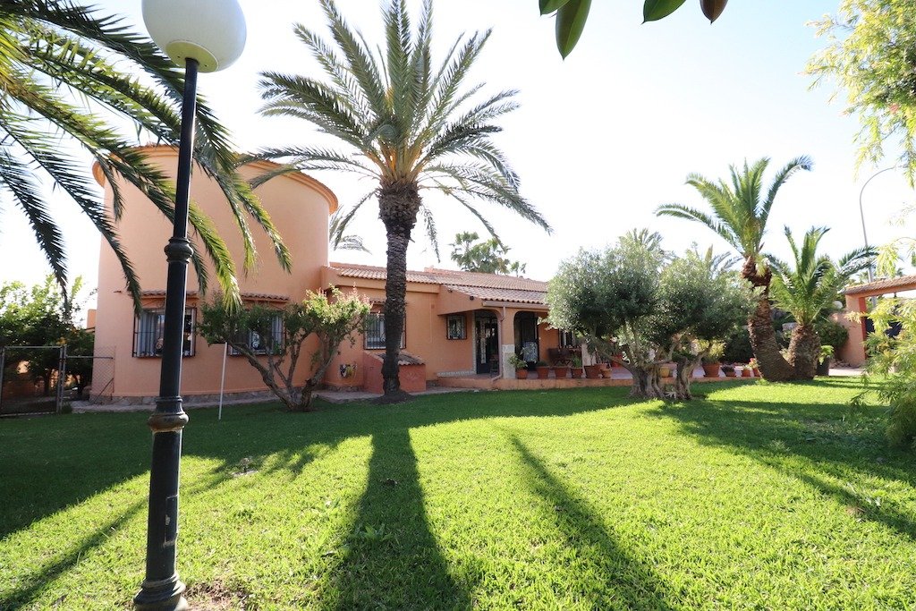 Resale - 5 Bedroom 3 Bathroom Villa in Torrevieja - El chaparral - Alicante Resale - 5 Bedroom 3 Bathroom Villa in Torrevieja - El chaparral - Alicante