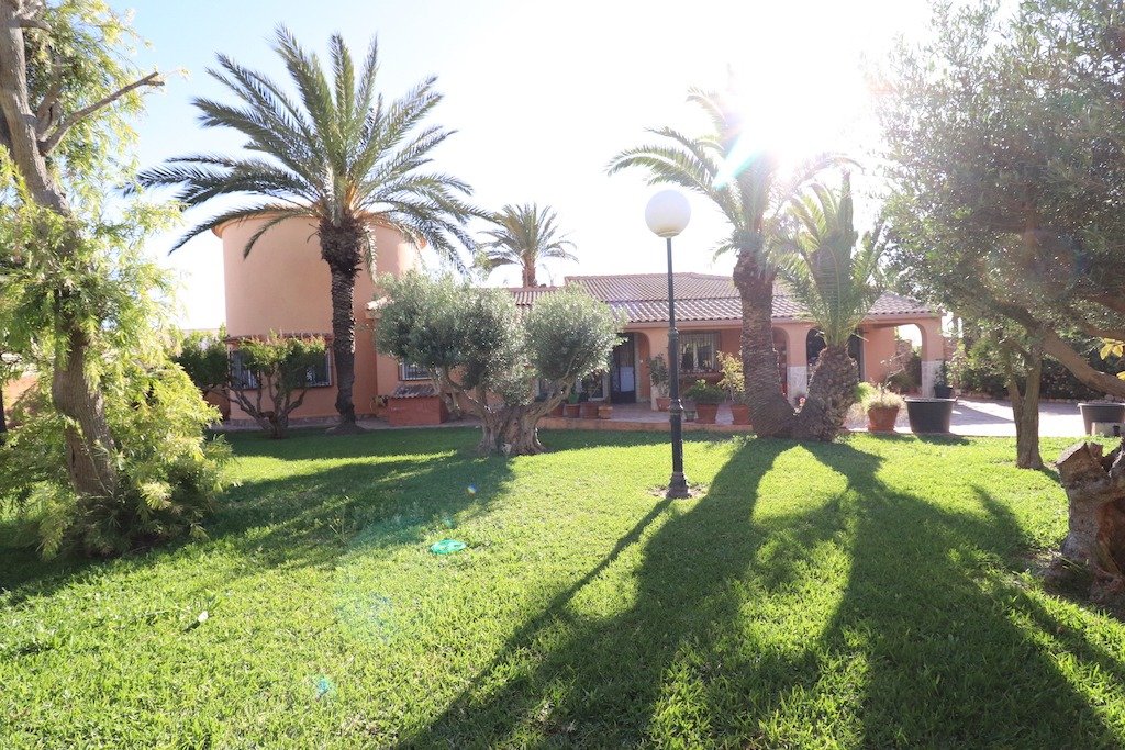 Resale - 5 Bedroom 3 Bathroom Villa in Torrevieja - El chaparral - Alicante Resale - 5 Bedroom 3 Bathroom Villa in Torrevieja - El chaparral - Alicante