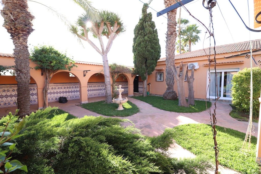 Resale - 5 Bedroom 3 Bathroom Villa in Torrevieja - El chaparral - Alicante Resale - 5 Bedroom 3 Bathroom Villa in Torrevieja - El chaparral - Alicante