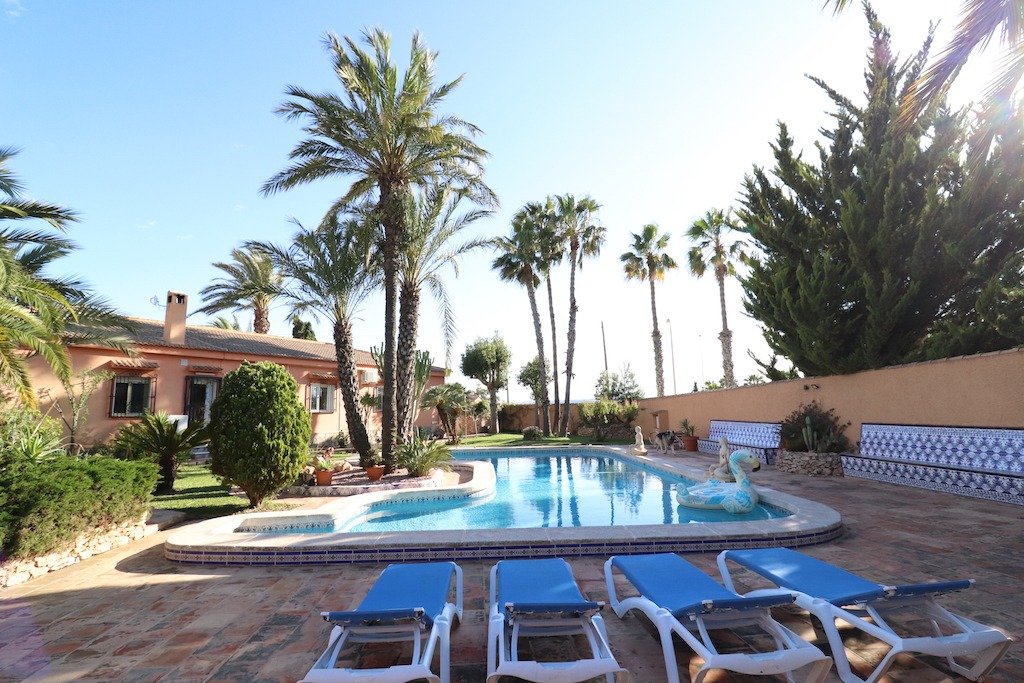 Resale - 5 Bedroom 3 Bathroom Villa in Torrevieja - El chaparral - Alicante Resale - 5 Bedroom 3 Bathroom Villa in Torrevieja - El chaparral - Alicante