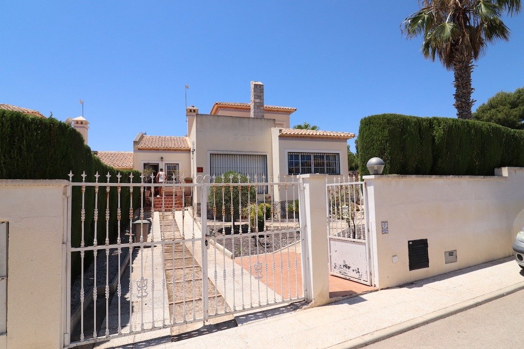 Resale - 3 Bedroom 2 Bathroom Villa in Orihuela Costa - Las Ramblas - Alicante Resale - 3 Bedroom 2 Bathroom Villa in Orihuela Costa - Las Ramblas - Alicante