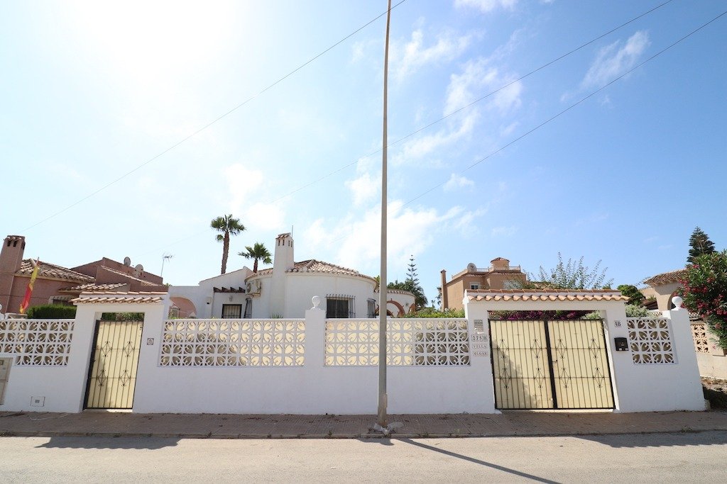 Resale - 4 Bedroom 2 Bathroom Villa in Torrevieja - El chaparral - Alicante Resale - 4 Bedroom 2 Bathroom Villa in Torrevieja - El chaparral - Alicante